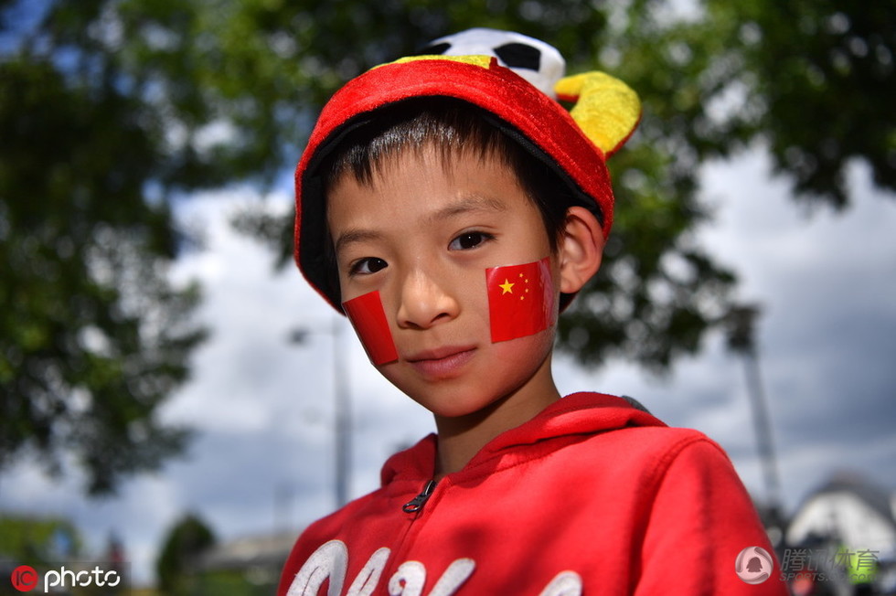 高清:中德球迷场外集结 萌娃脸贴国旗露微笑_体育_腾讯网