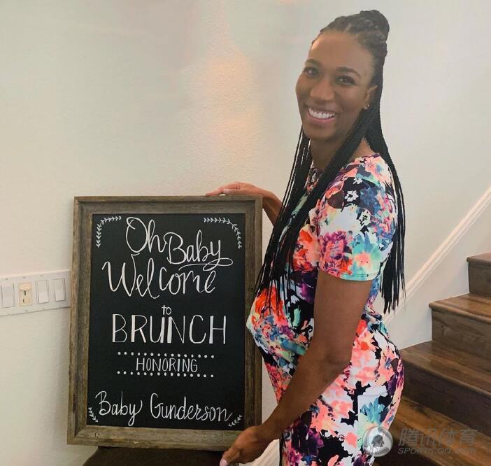 高清:准妈妈阿金拉德沃举行派对 美国女排队友出席送祝福