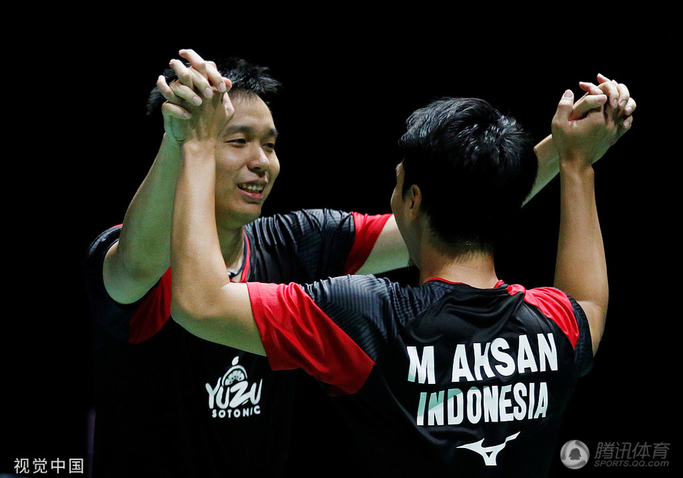 高清:生日加成!35岁塞蒂亚万问鼎世锦赛 与阿山击掌庆祝