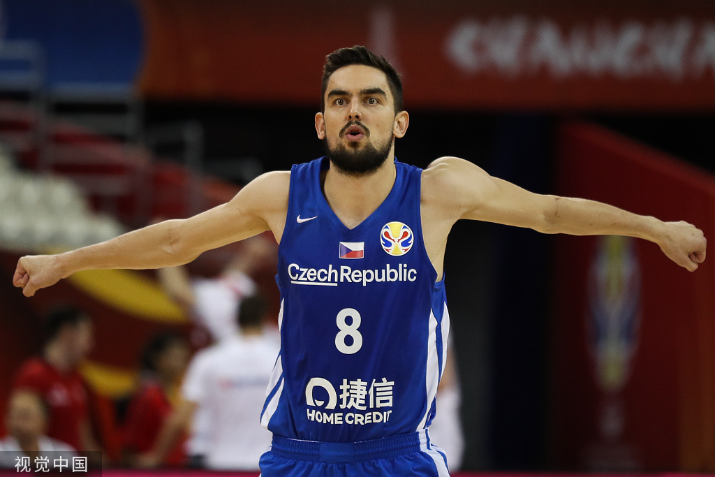 组图捷克男篮险胜波兰萨托兰斯基滑翔劈扣