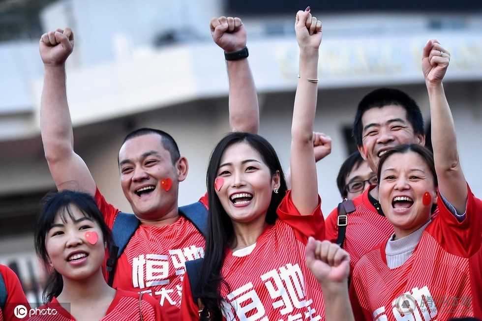 高清:恒大球迷场外集结 美女脸贴小国旗微笑