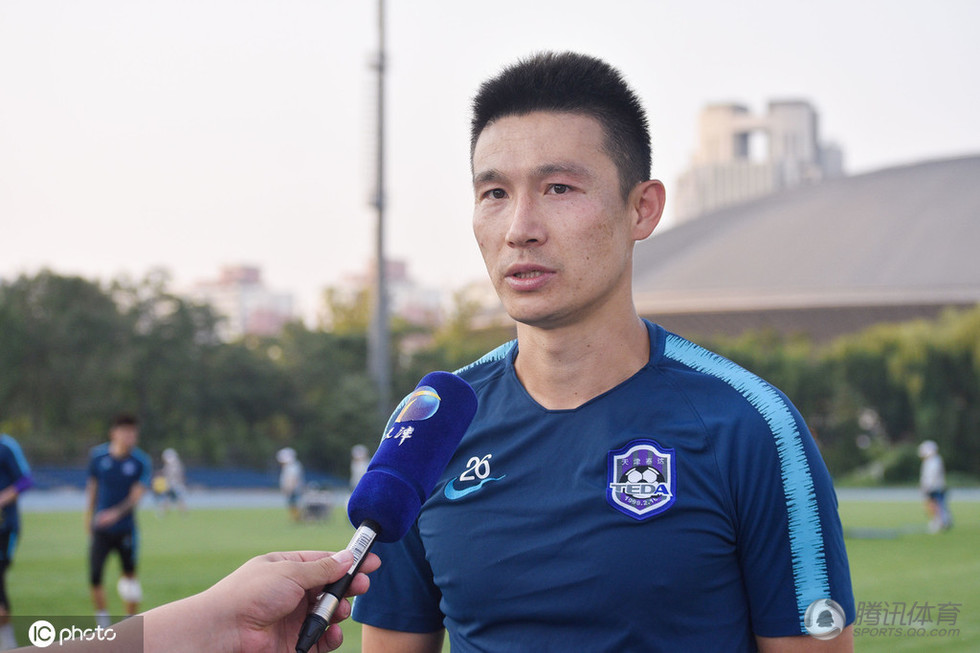 高清:天津泰达训练曹阳接受采访 施大爷坐球督训