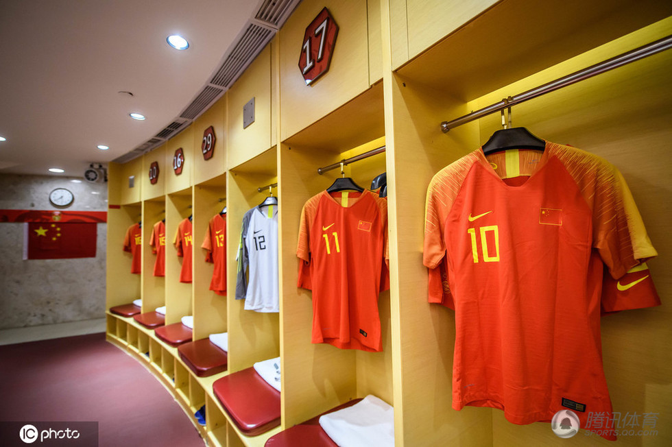 国足更衣室曝光五星红旗挂中央大红战袍静待主人
