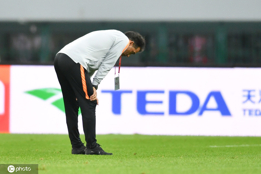 弯腰!抱头!挥手!人和保级渺茫 主帅背影落寞