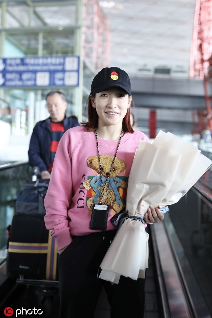 高清女乒世界杯五冠王刘诗雯现身首都机场获粉丝送花心情大好