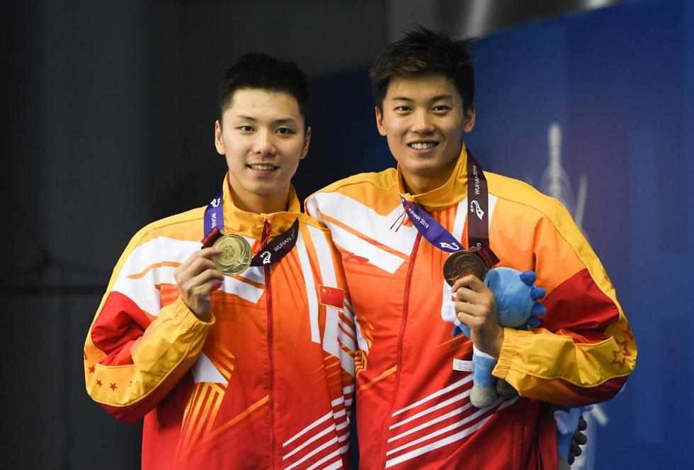 高清:李广源摘200仰泳金牌 领奖台上军礼致敬神情肃穆