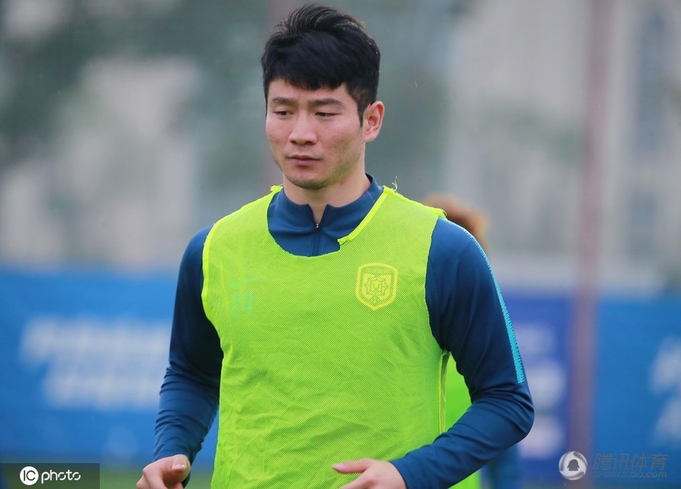 苏宁备战:周云爆炸头 杨笑天跑圈东张西望(图)