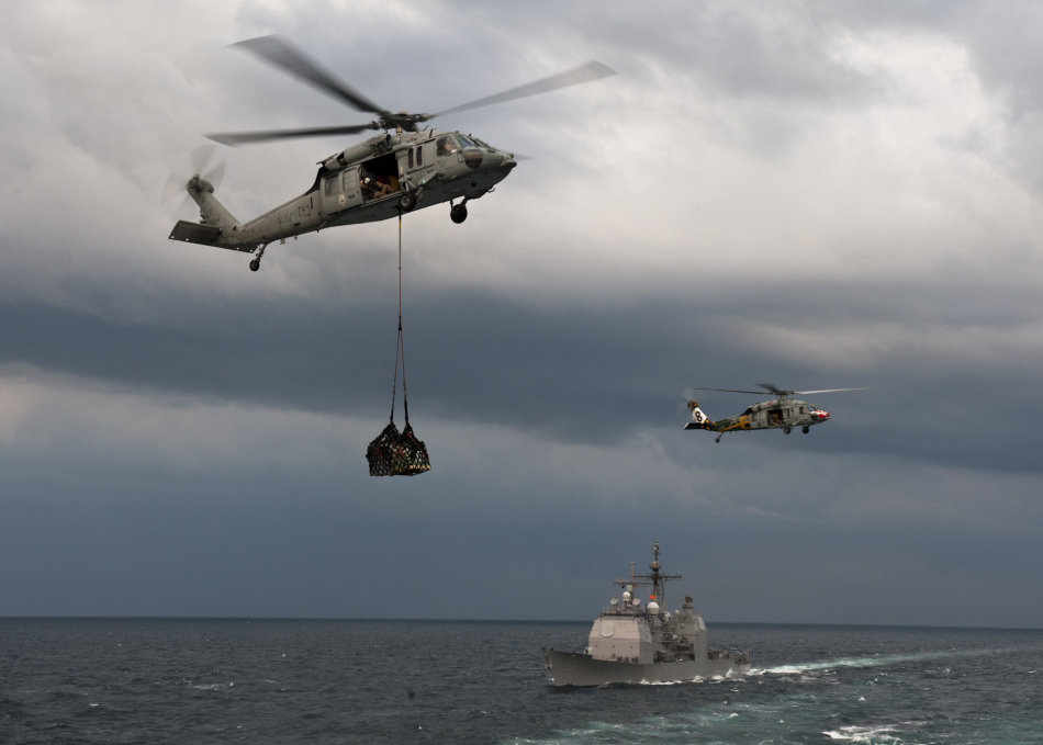 11月22日,mh-60s海鹰直升机吊运干货