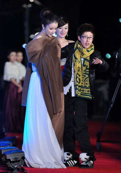 孙菲菲被主持人踩掉长裙 尴尬离场