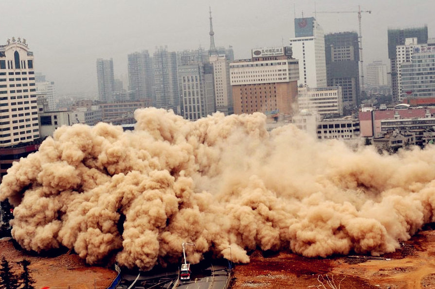 原昆明市历时16年政大楼成功爆破拆除 【图】