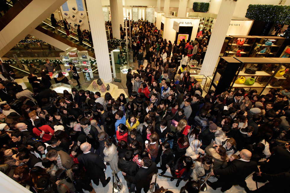 伦敦奢侈品牌店促销充斥华人面孔