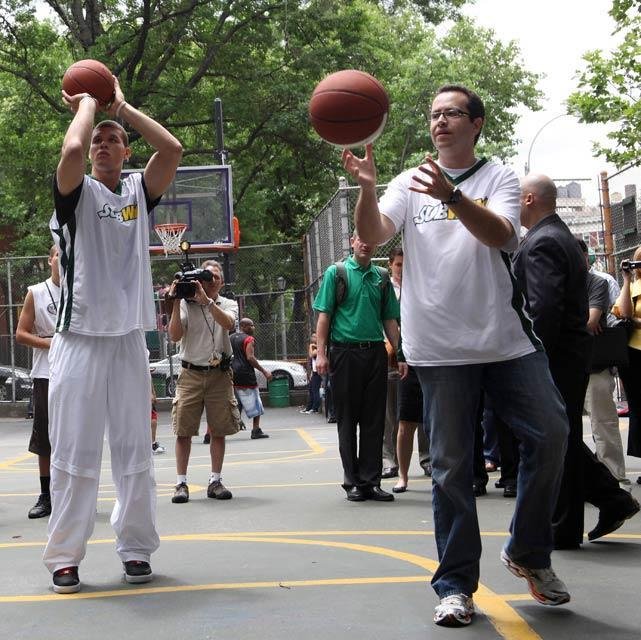 格里芬外出打野球.