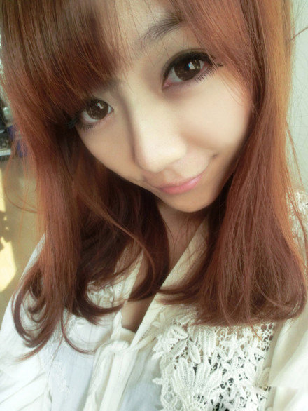 [度娘组图]"度娘"刘冬爆红 台上爆乳装台下小清新