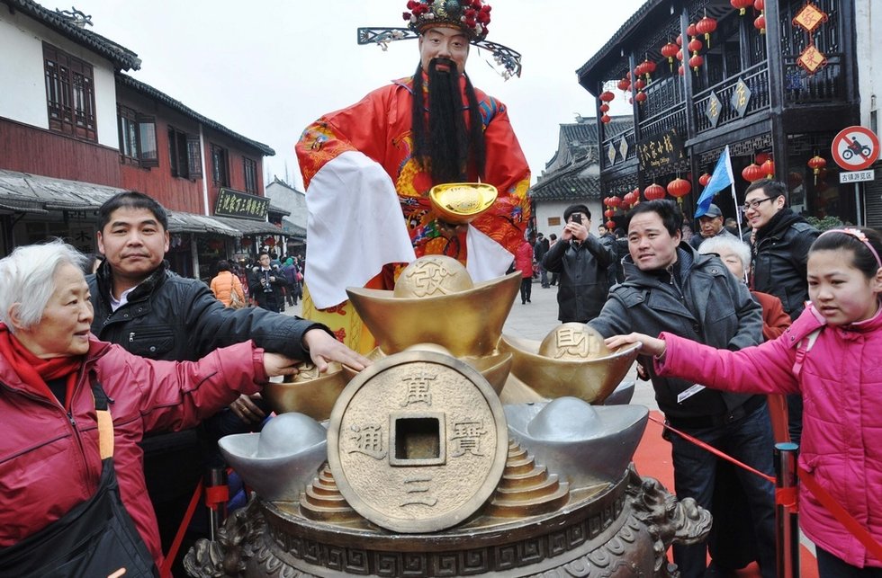 大年初五武汉约30多万市民到归元寺里拜财神 