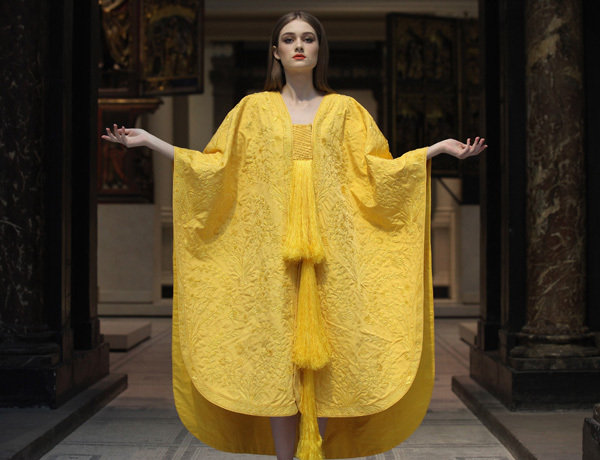 从6月5日开始在伦敦维多利亚和艾伯特博物馆的"金色蜘蛛丝"展会上公开