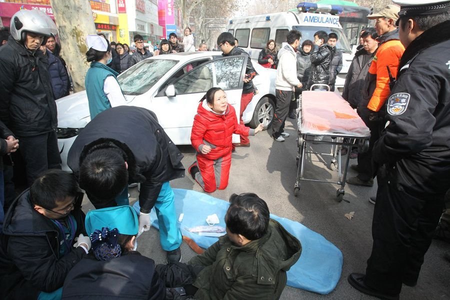 女子驾车撞人后跪求原谅 自称有身孕