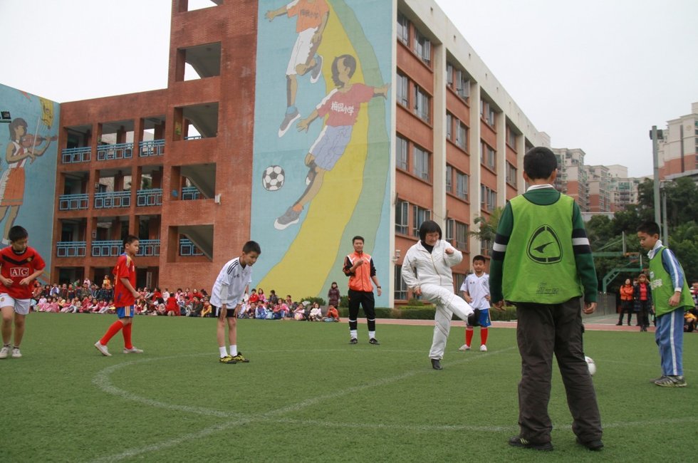 高清:深圳梅园小学校长杯 足球场边围满球迷