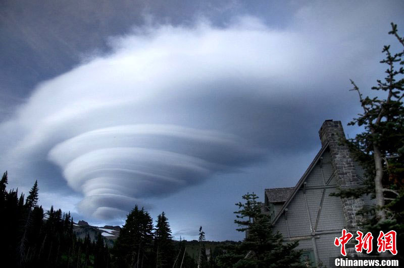 摄影师拍摄到空中巨大螺旋形云朵(组图)