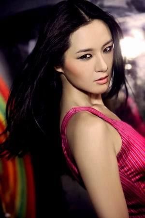 组图:阿联前女友李亚红透视装走秀斗艳刘璇