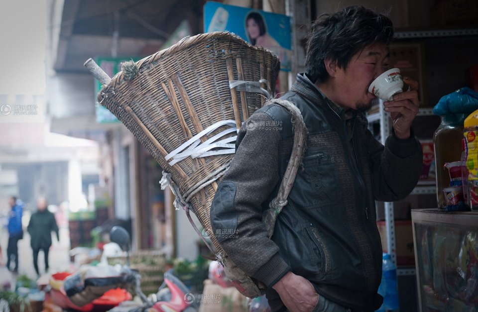 "背篼"——贵州一群靠卖苦力吃饭人的别称