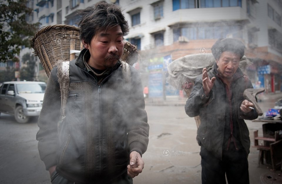 "背篼"——贵州一群靠卖苦力吃饭人的别称