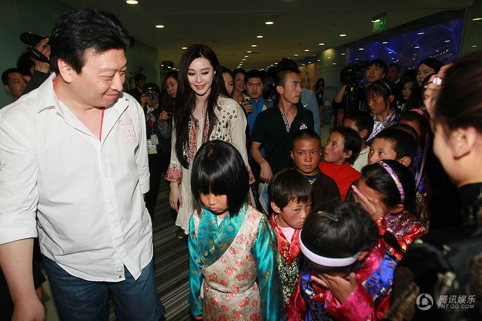 高清:范冰冰参加慈善活动捐"鹤袍"泪洒现场