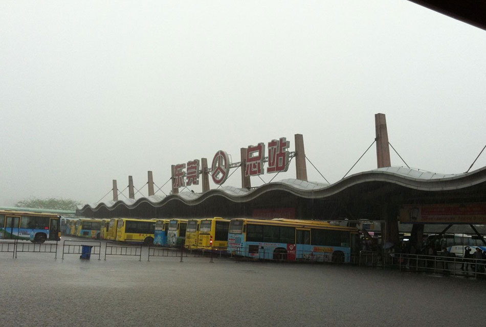 东莞汽车总站暴雨现场.网友@倔强的猩猩001拍摄