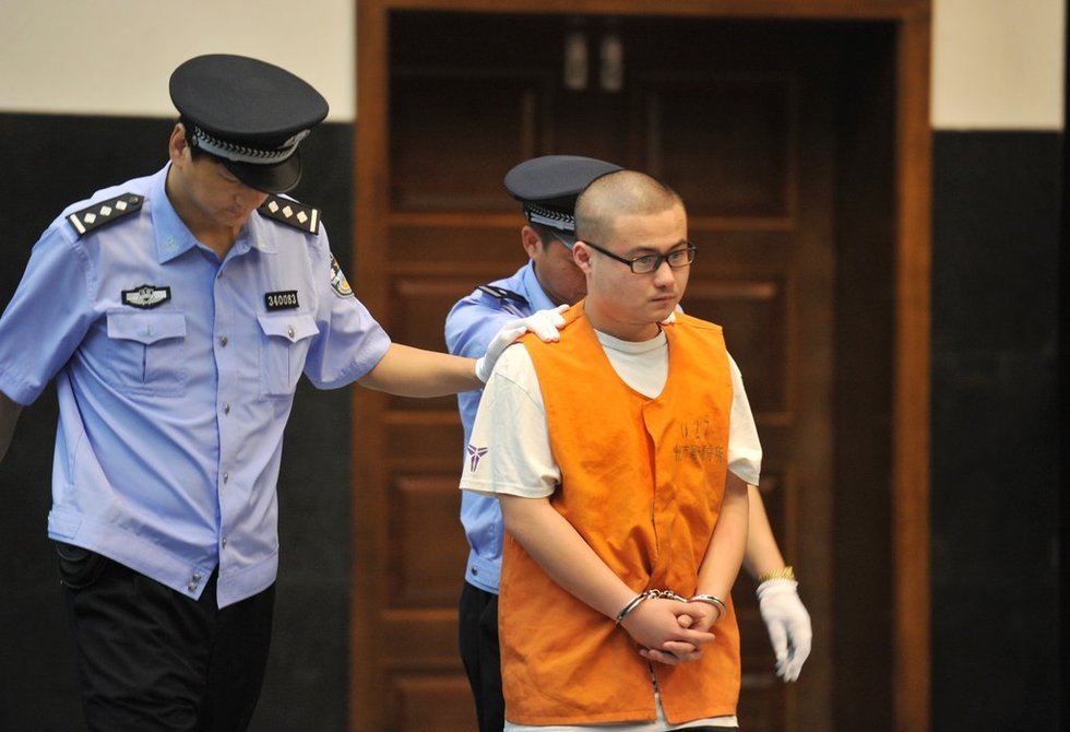 邢某在法庭上接受审判