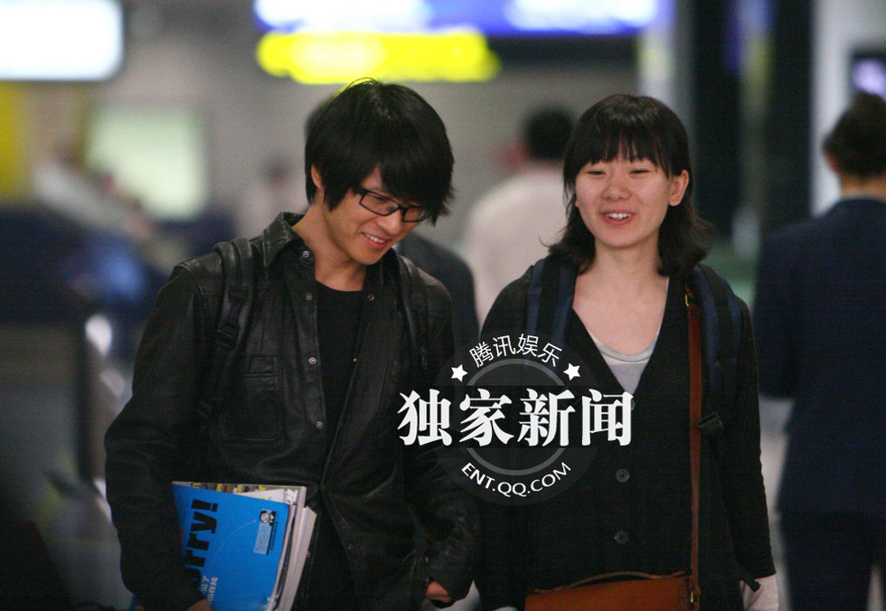 韩寒携妻现身机场 恩爱牵手形影不离