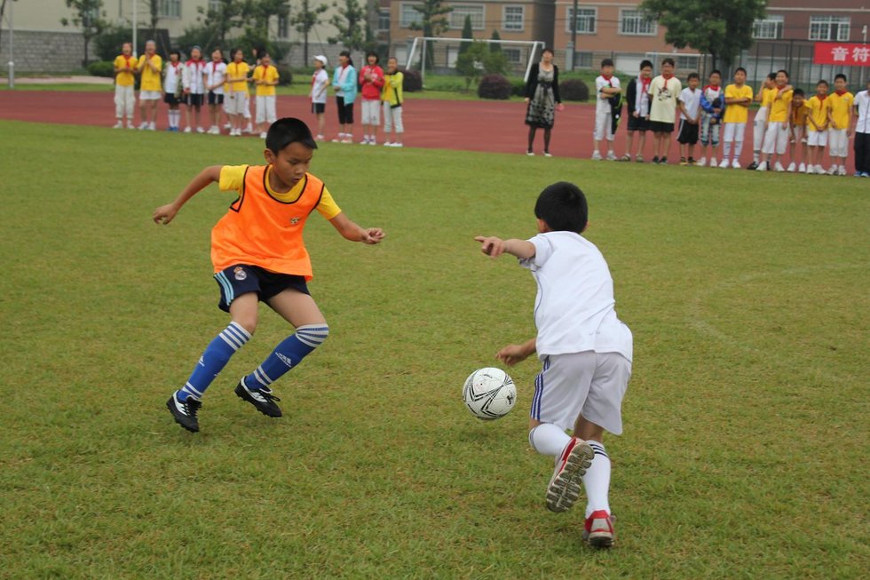 高清:杭州富阳春江小学足球赛 保证全员参与