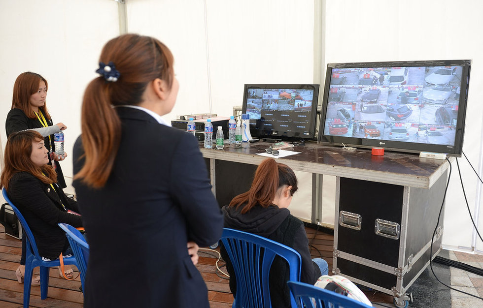 高清:成都摸宝马耐力赛 三天三夜未见分晓