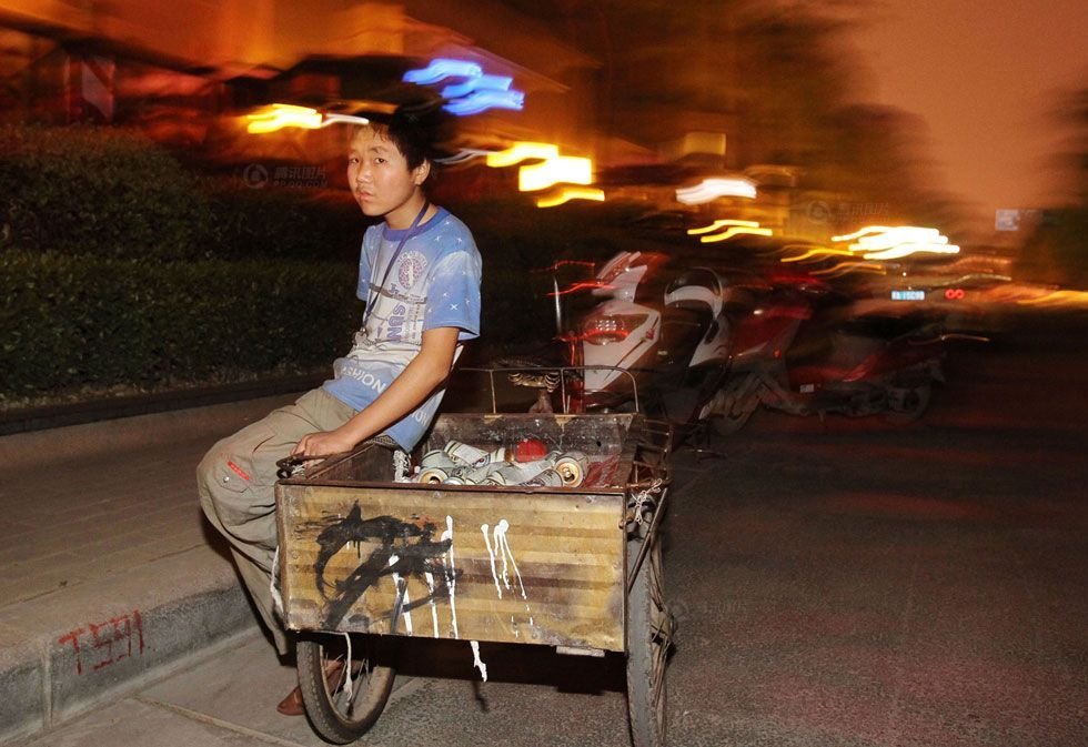 图片故事:郑州13岁男孩辍学捡瓶子养家