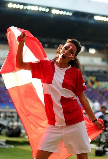 组图:欧洲杯赛前荷兰丹麦女球迷热情疯狂