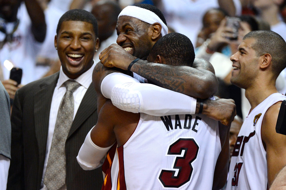 高清:詹韦开心激情相拥 热火队粉丝分享胜利