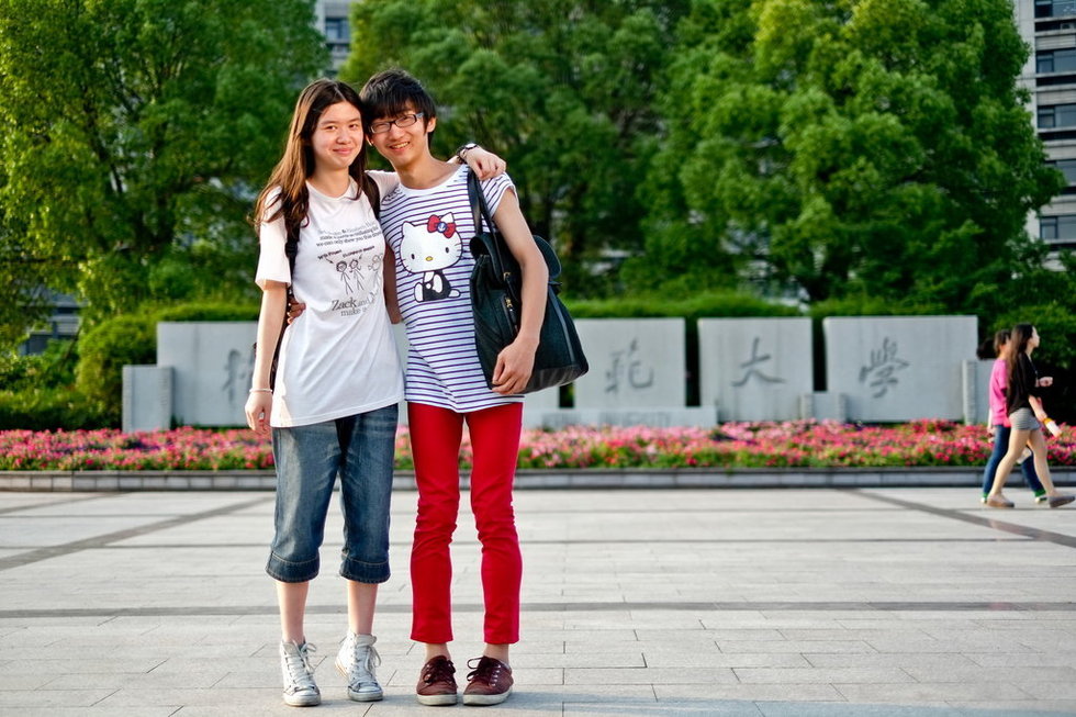 中国两男两女合影照片图片