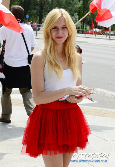 组图:欧洲杯赛前荷兰丹麦女球迷热情疯狂