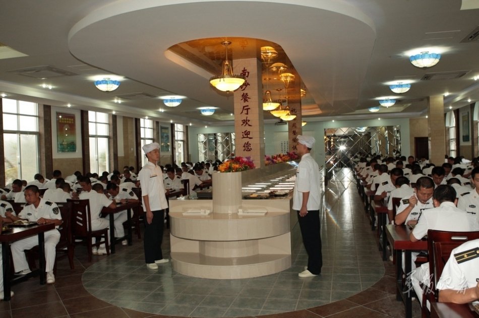 转两张永暑礁大食堂的内景,饭菜很香啊!