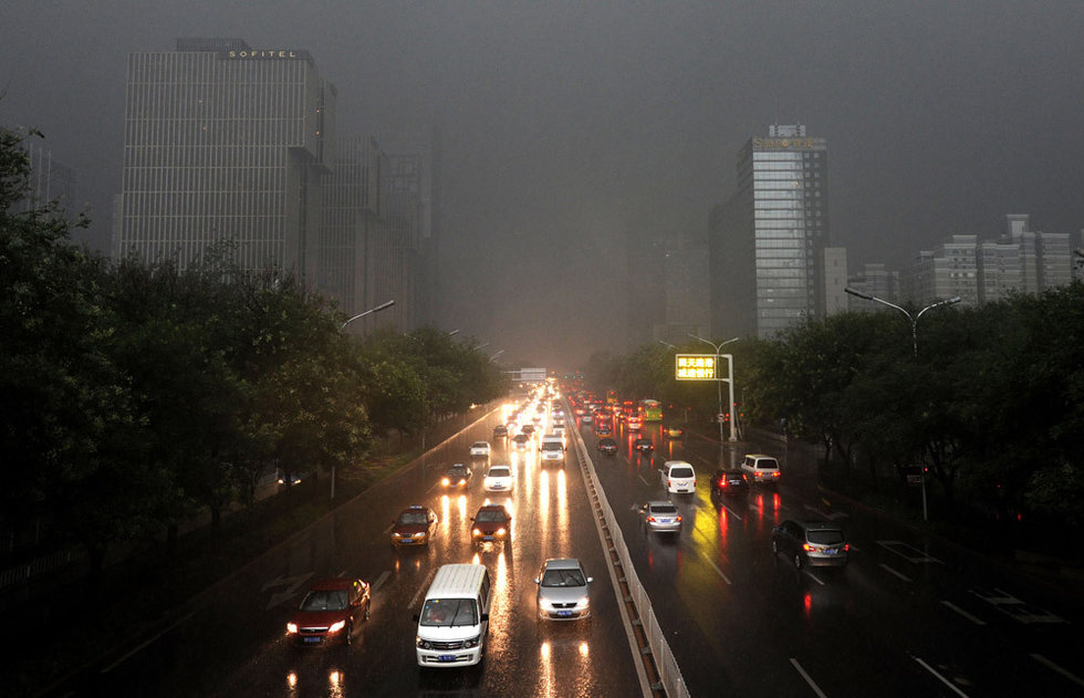 组图:北京遭遇持续大暴雨白昼如夜