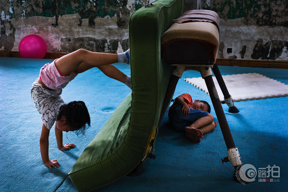 图片故事:蹦床上的童年(转载)