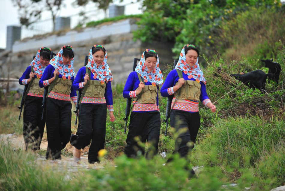 組圖:惠安女民兵背上新型03式自動步槍!