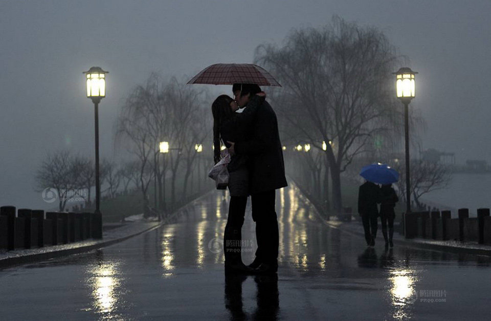 雨中拥吻浪漫情侣图片图片