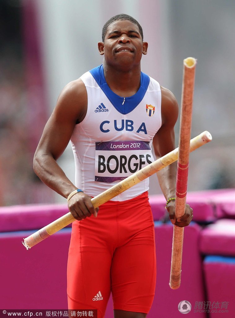 古巴撑杆跳选手杆断三截(田径赛场)——奥运器械也出现这种严重的质量