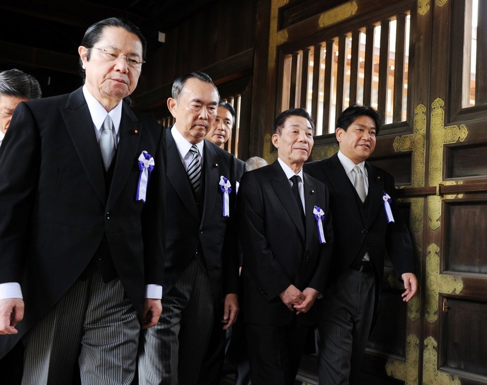 高清:日本现任政府官员首次参拜靖国神社