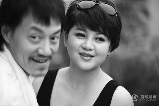 雪村俞晴为新片《卧龙岗》拍摄恩爱主题大片