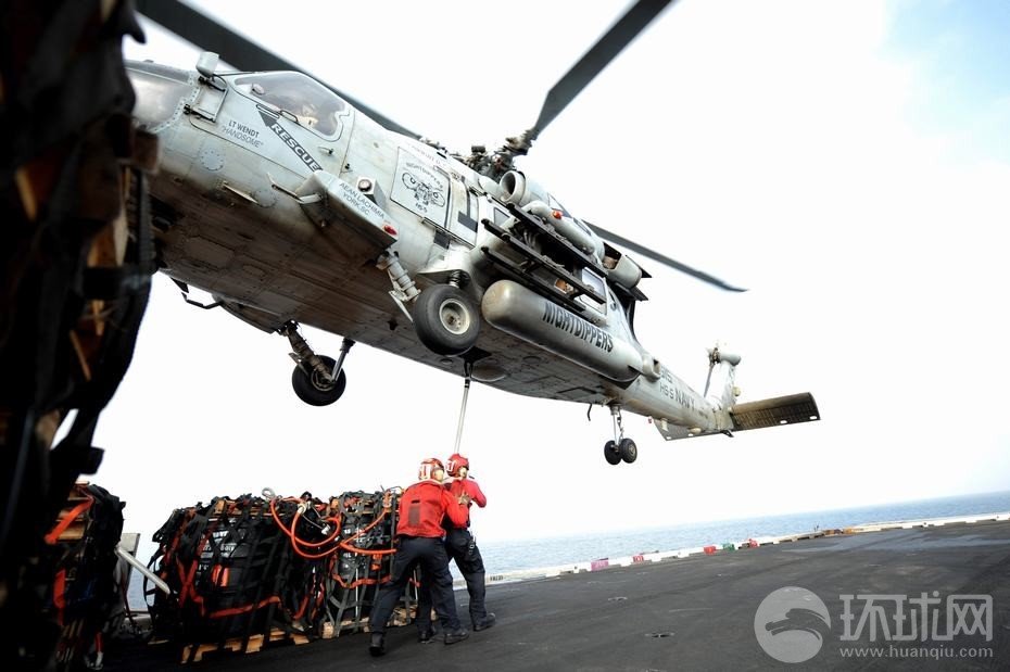 美军艾森豪威尔号航母甲板被舰员包裹占据