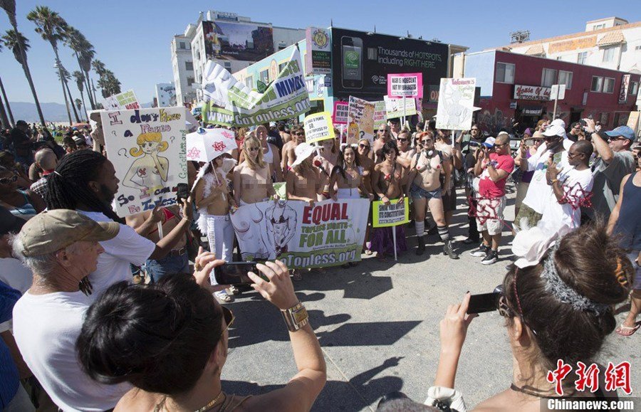 【转载】美国"全国坦胸日"女性游行争裸胸权