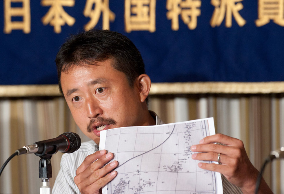 日本右翼分子出示所谓据有钓鱼岛证据(组图)