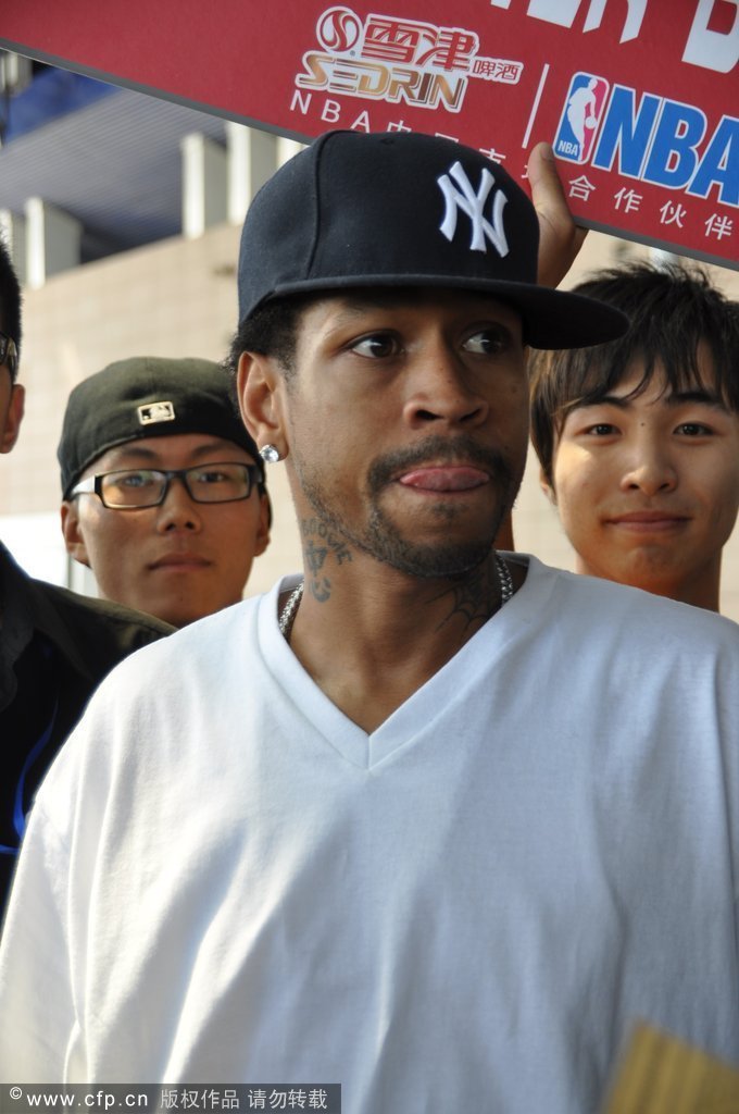 高清:艾弗森抵沪开启中国行 受球迷热情接待