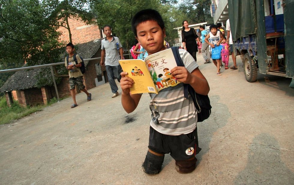 湖南邵阳11岁男童跪走求学路