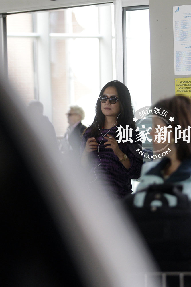 高清:赵薇抵威尼斯露双下巴 一出机场忙抽烟